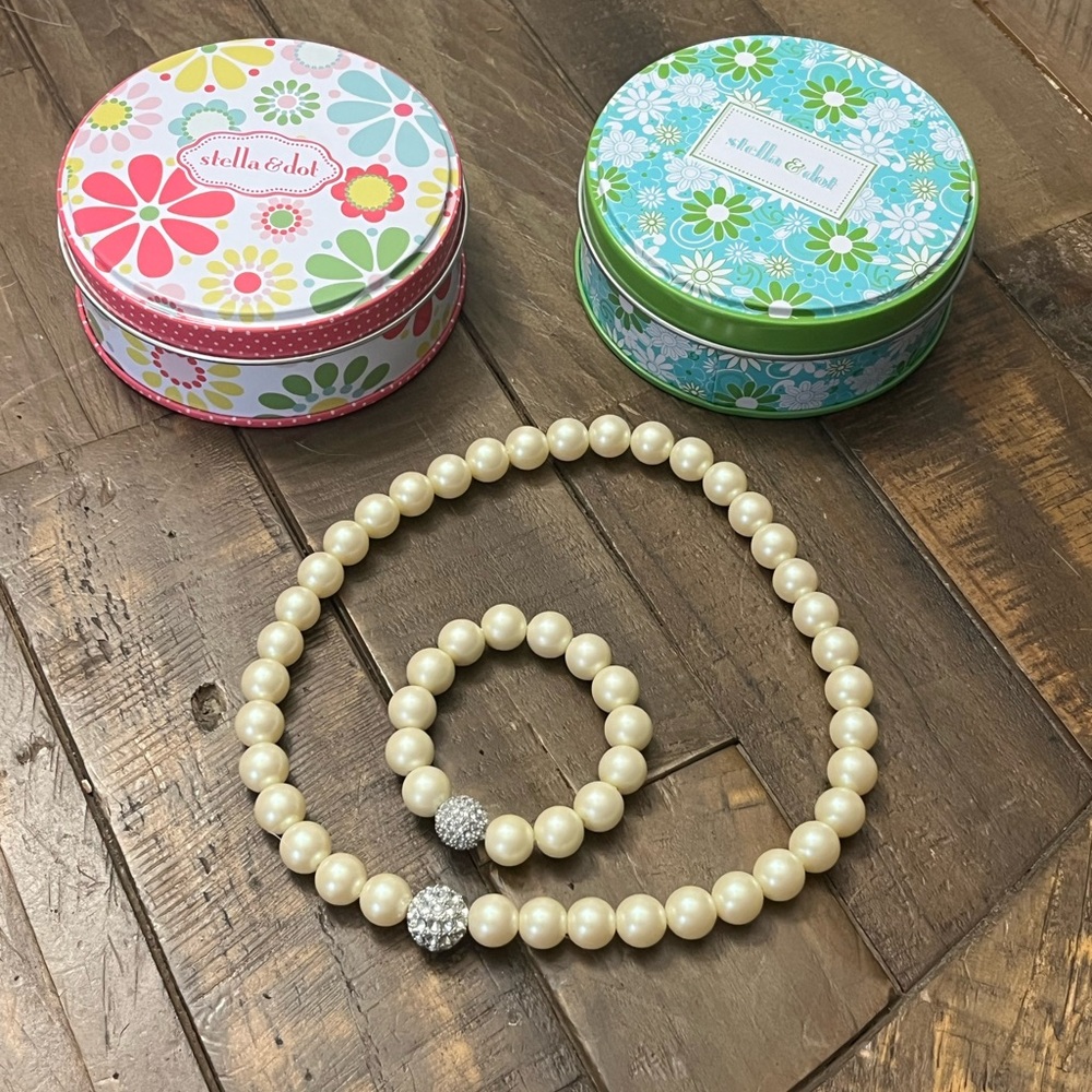 Little Girls necklace and bracelet set.